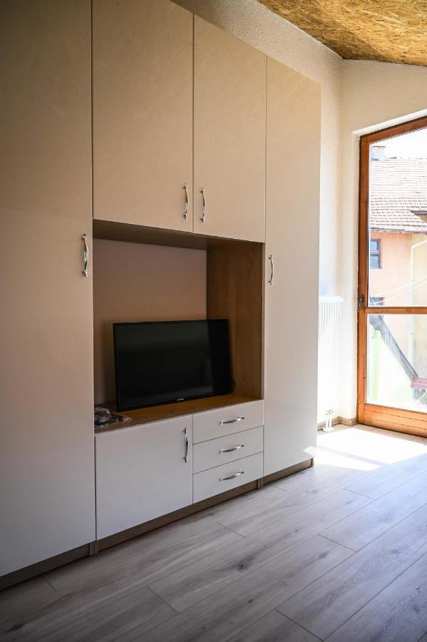 Elem Apartmani Skver Tuzla Buitenkant foto